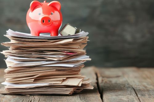 Rotes Sparschwein auf Aktenstapel