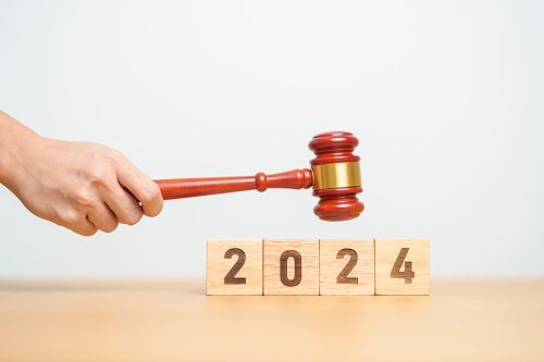 Richterhammer und Holzklötze 2024