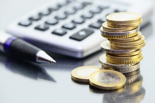 Taschenrechner, Münzen und Kugelschreiber